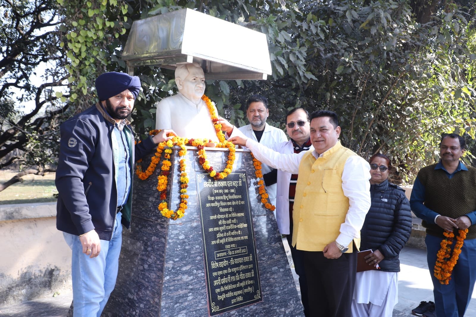 स्व. लक्ष्मण दत्त भट्ट की जयंती के मौके पर आज एल डी भट्ट राजकीय चिकित्सालय में उनकी मूर्ति पर माल्यार्पण