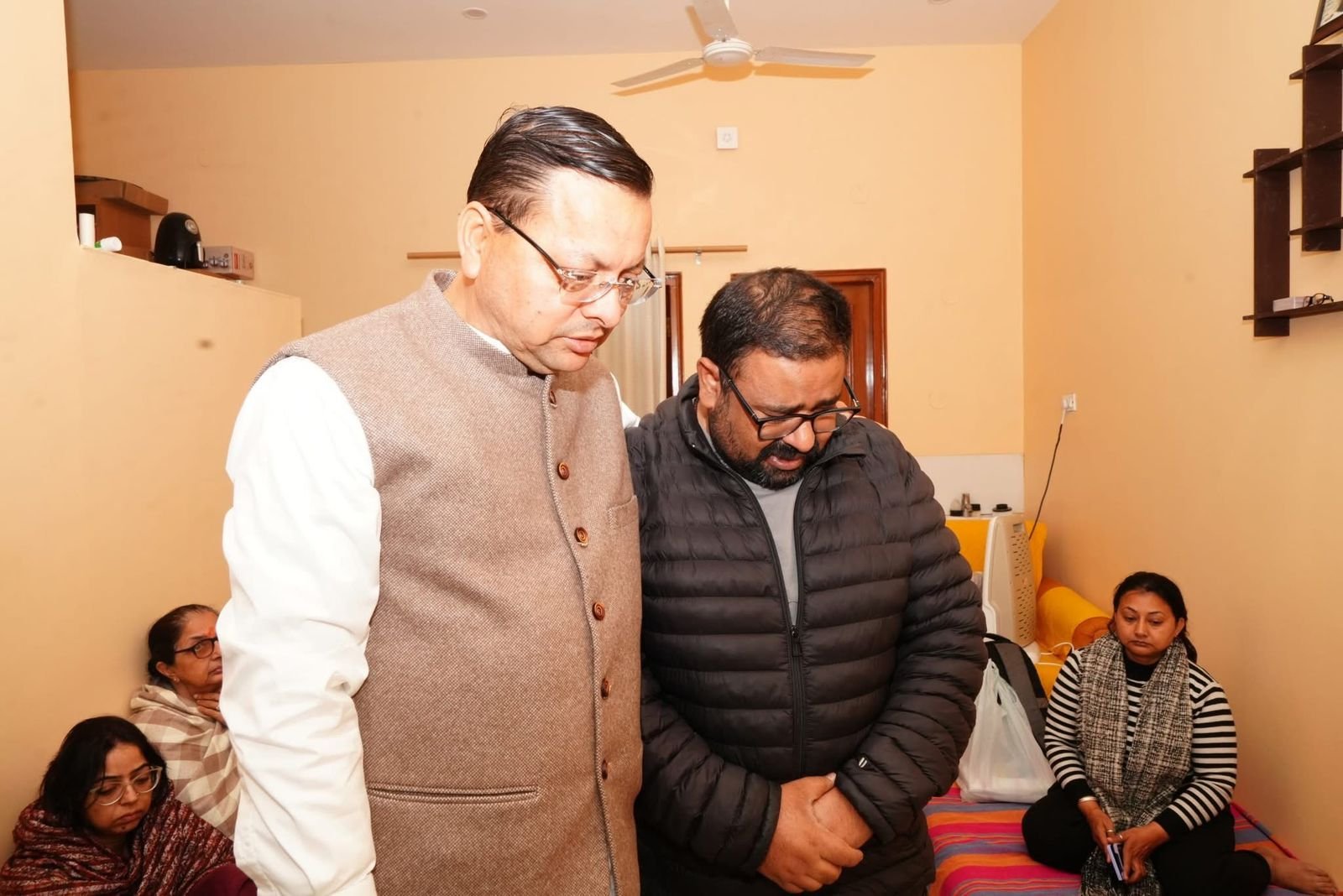 सीएम धामी ने शोकाकुल परिजनों से भेंट कर अपनी संवेदनाएं व्यक्त की