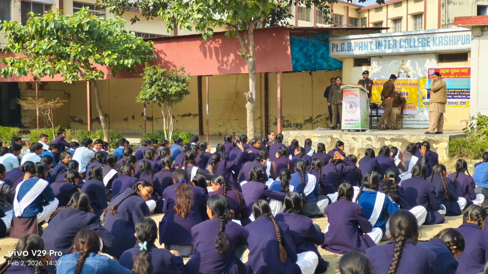 स्कूली बच्चों को यातायात नियमों की जानकारी दी