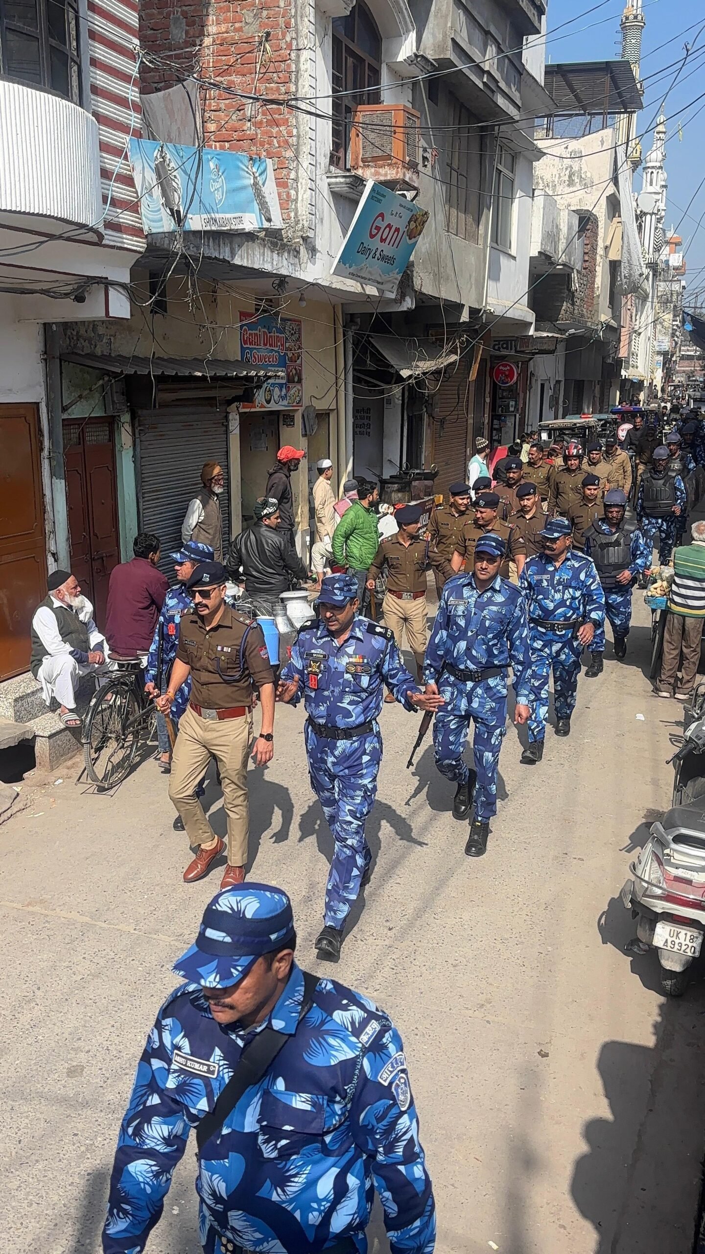 काशीपुर कस्बा क्षेत्र एव संवेदनशील घनी आबादी क्षेत्र में फ्लैग मार्च किया