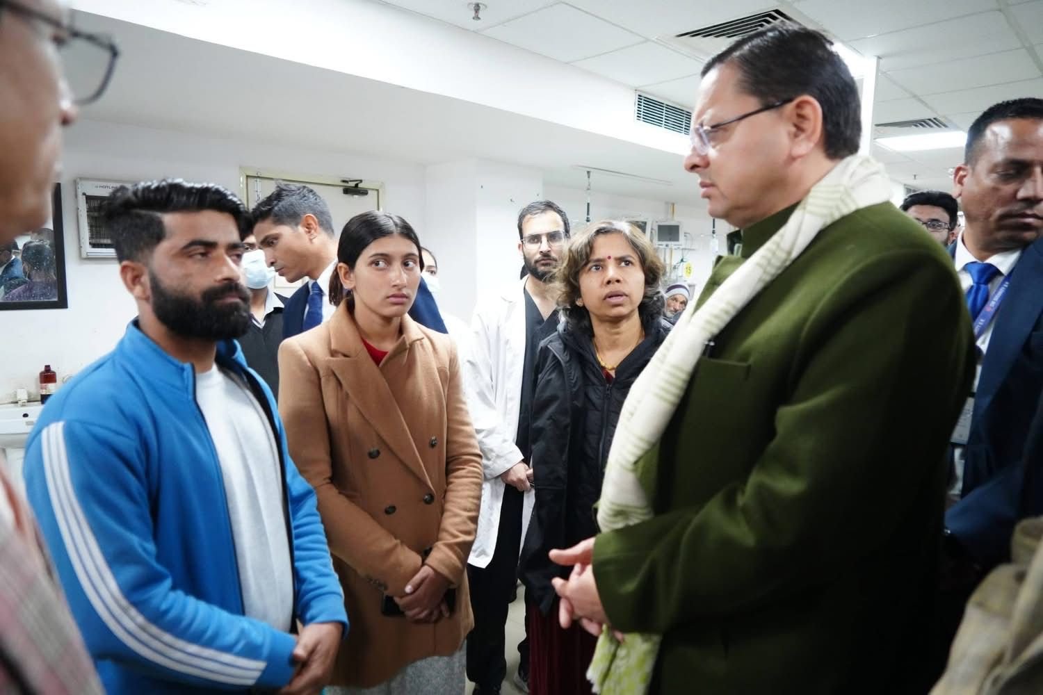 बस हादसे में घायल यात्रियों का कुशलक्षेम सीएम धामी ने जाना
