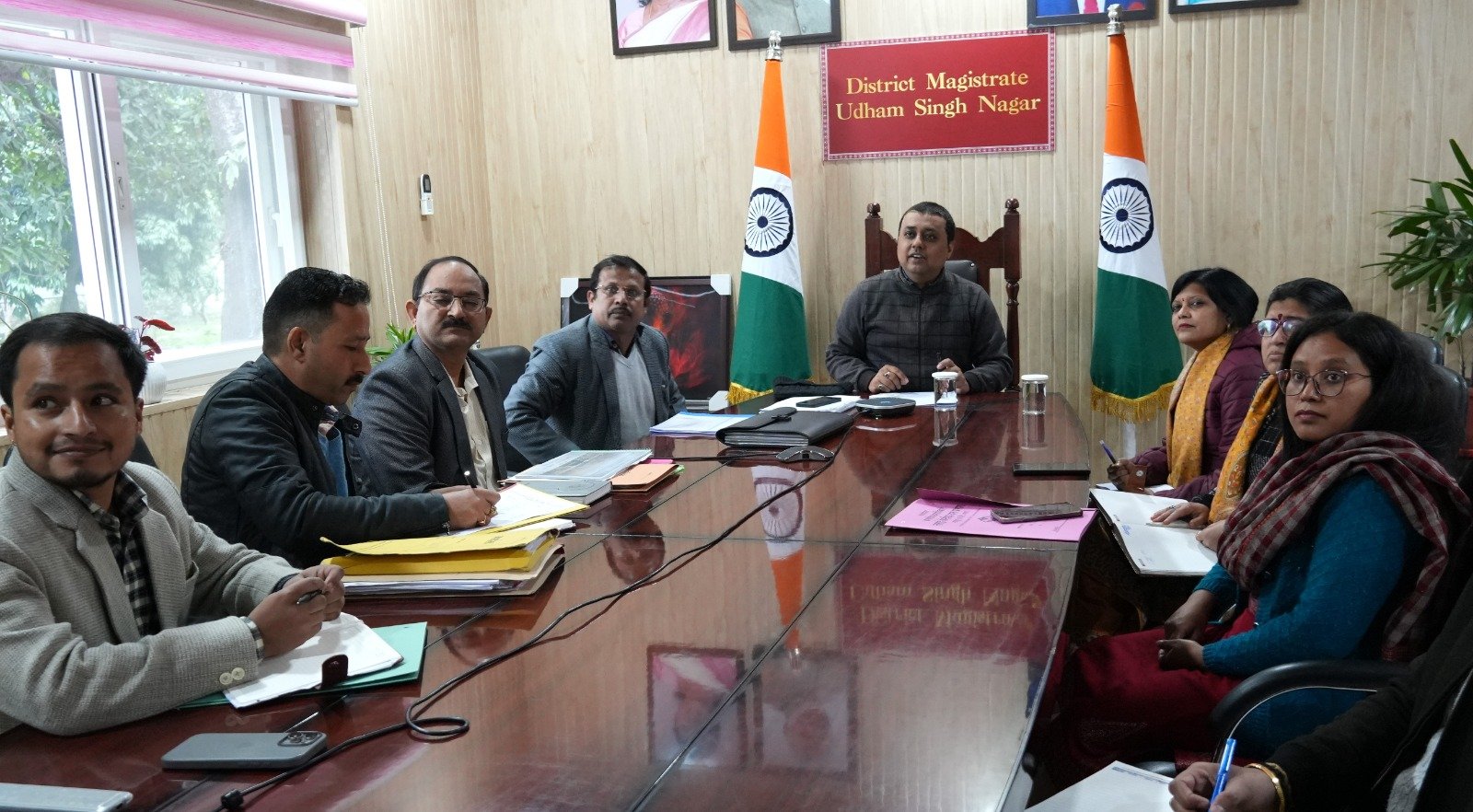 अधिकारियों के साथ बैठक कर आवश्यक दिशा निर्देश