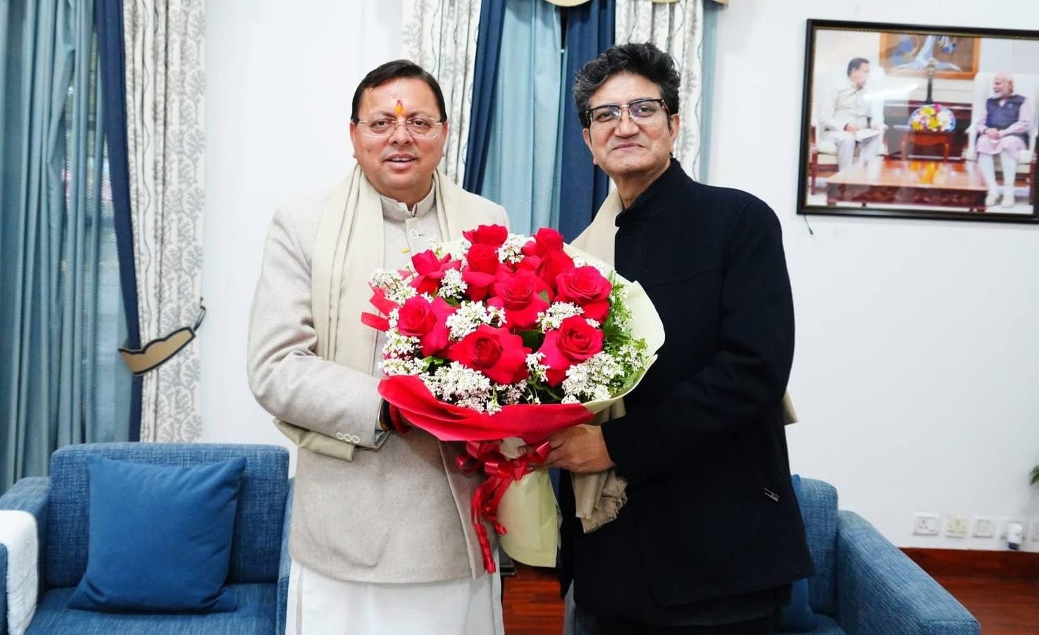 सीएम धामी की कवि पद्मश्री प्रसून जोशी ने भेंट की