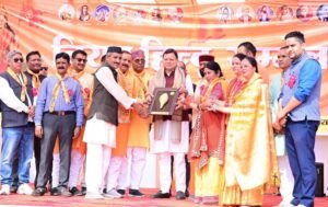 सीएम धामी ने देहरादून में आयोजित विराट हिंदू सम्मेलन में पहुंचकर उपस्थित विशाल जनसमूह को संबोधित किया