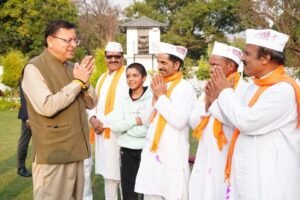 मुख्यमंत्री धामी ने सभी होल्यारों का आत्मीय स्वागत करते हुए उन्हें सम्मानित किया