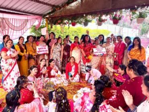 क्लेमेंटाउन में सजी कुमाऊंनी बैठक होली, महिलाओं ने संस्कृति और प्राकृतिक रंगों संग बिखेरे रंग