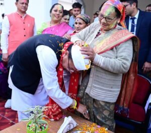 सीएम धामी ने खटीमा आवास पर पूज्य माताजी के स्नेहिल सान्निध्य में रंगों के पावन पर्व होली…