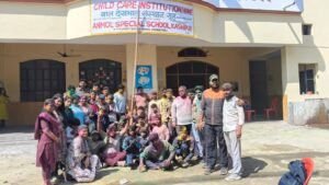 अनमोल फाउंडेशन ने सभी दिव्यांग बच्चों को सावधानी पूर्वक रंग गुलाल खेलने को समझाया