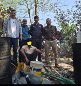कच्ची शराब के साथ 02 अभियुक्त गिरफ्तार