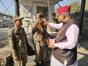 सेना के जवानों को मिठाई खिलाकर होली मनाते सैनिक कल्याण मंत्री गणेश जोशी