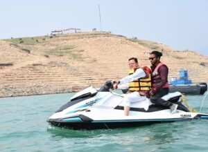 लाइफ जैकेट पहने मुख्यमंत्री श्री पुष्कर सिंह धामी शुक्रवार को जब टिहरी झील के करीब पहुंचे