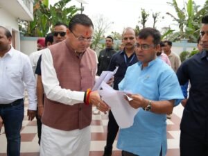 सीएम धामी ने जनप्रतिनिधियों व जनता से मुलाकात कर जनसमस्याएं सुनी त