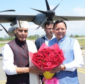 देश के माननीय रक्षा मंत्री राजनाथ सिंह अपने निर्धारित कार्यक्रमानुसार पंतनगर एयरपोर्ट पहुँचे