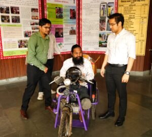 गोपाल साहनी को बैटरी चालित ट्राई साईकिल दी।