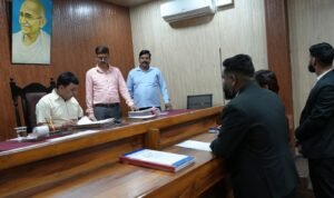 जिलाधिकारी ने कहा कि पारदर्शिता एवं निष्पक्षता लोक अदालत की प्रमुख विशेषताएं हैं