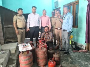 तौफ़ीक़ पुत्र रईस अहमद आयु 26 वर्ष गैस सिलेंडर में रिफ़ीलिंग करता हुआ पाया गया