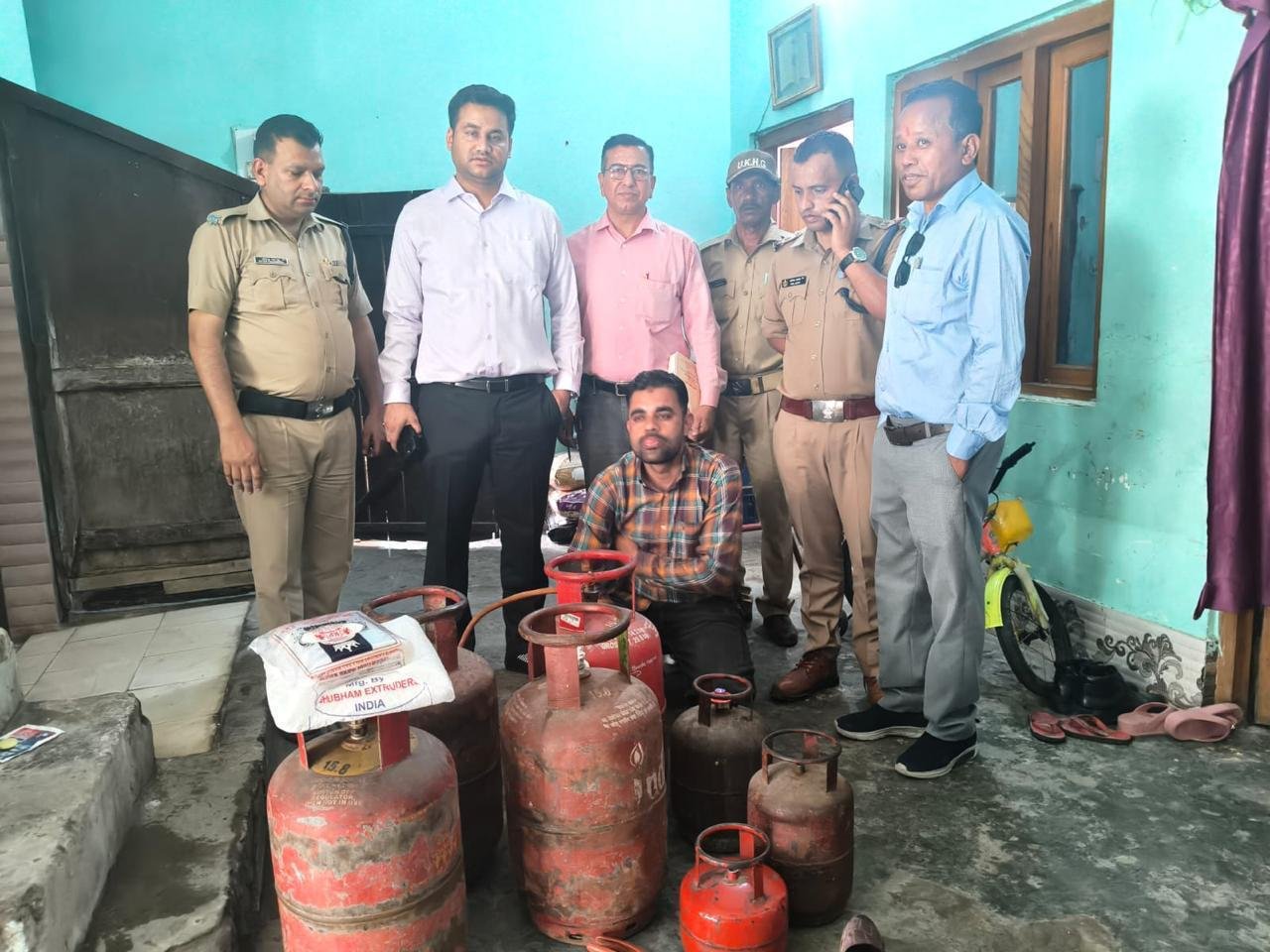 तौफ़ीक़ पुत्र रईस अहमद आयु 26 वर्ष गैस सिलेंडर में रिफ़ीलिंग करता हुआ पाया गया