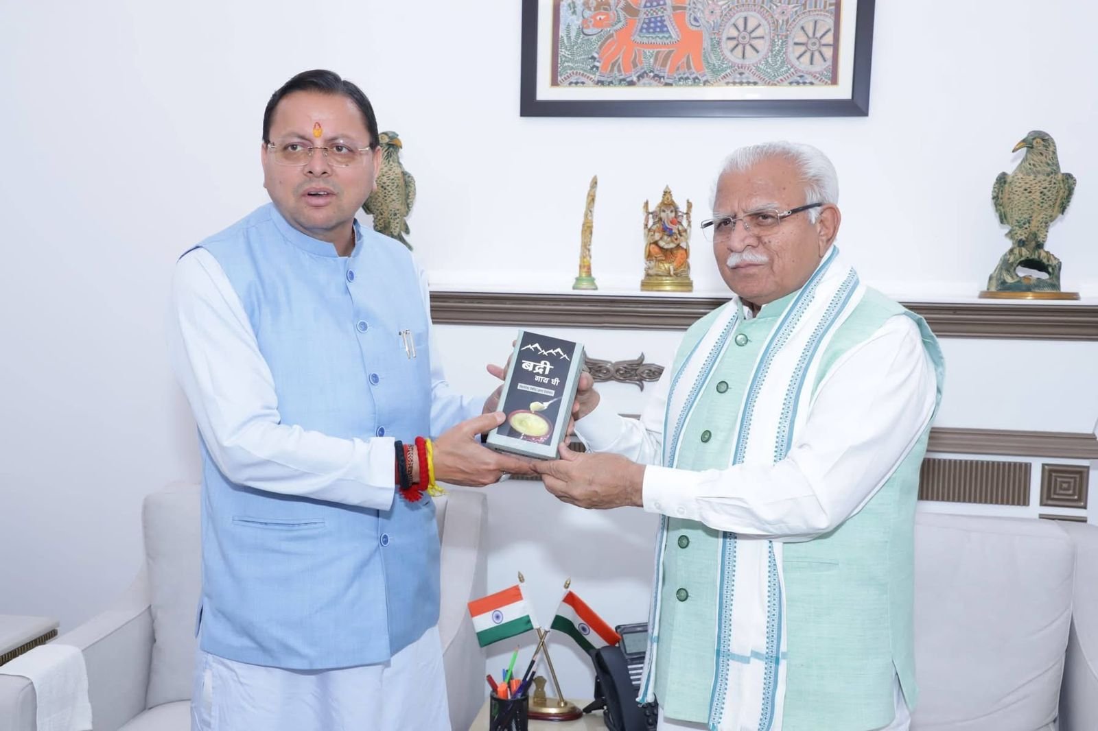 सीएम धामी ने उत्तराखंड का उत्पाद बद्री गाय घी भी उपहार स्वरूप भेंट किया