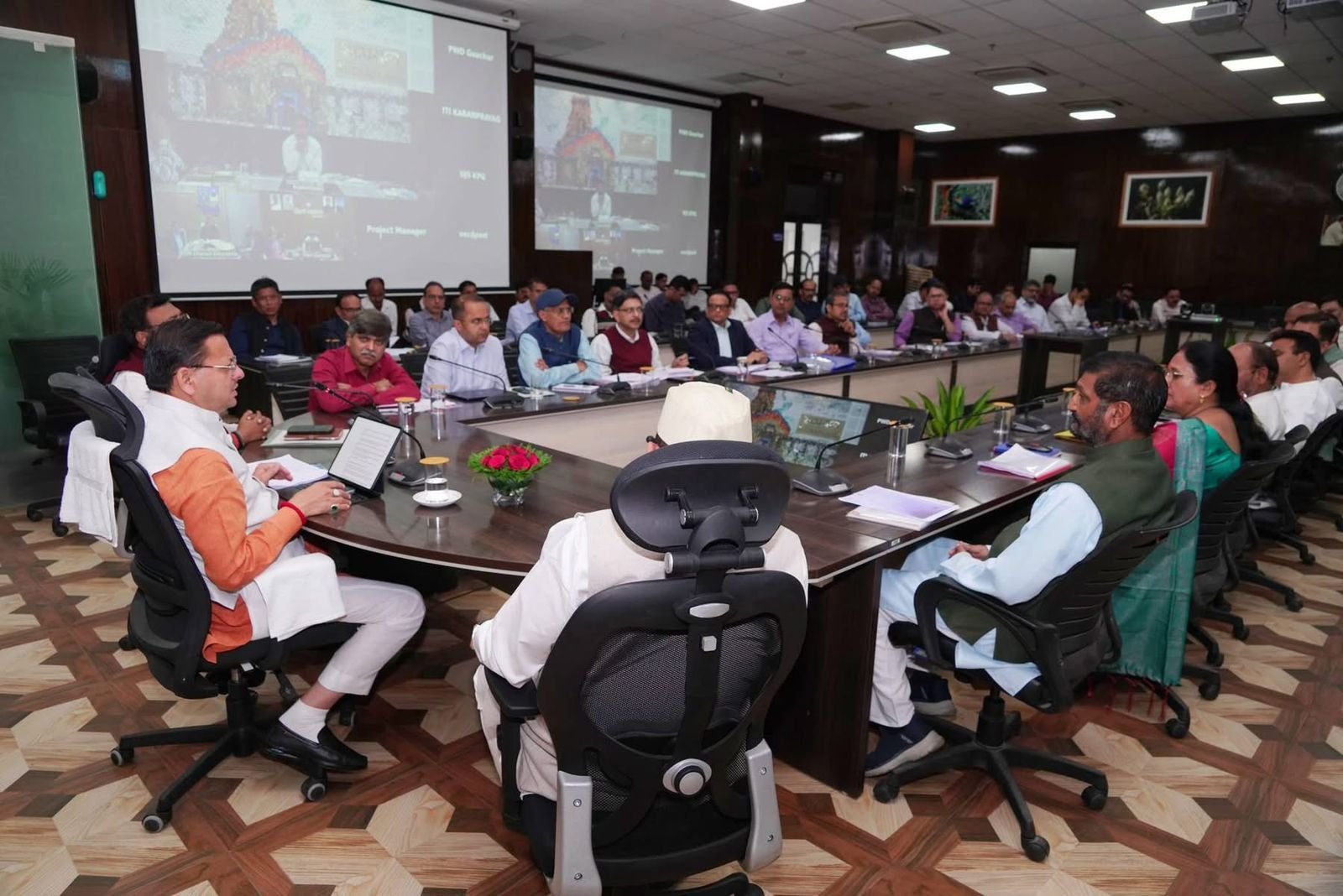 सीएम धामी ने घोषणाओं के अंतर्गत संचालित कार्यों की समीक्षा करते हुए अधिकारियों को निर्देश दिए