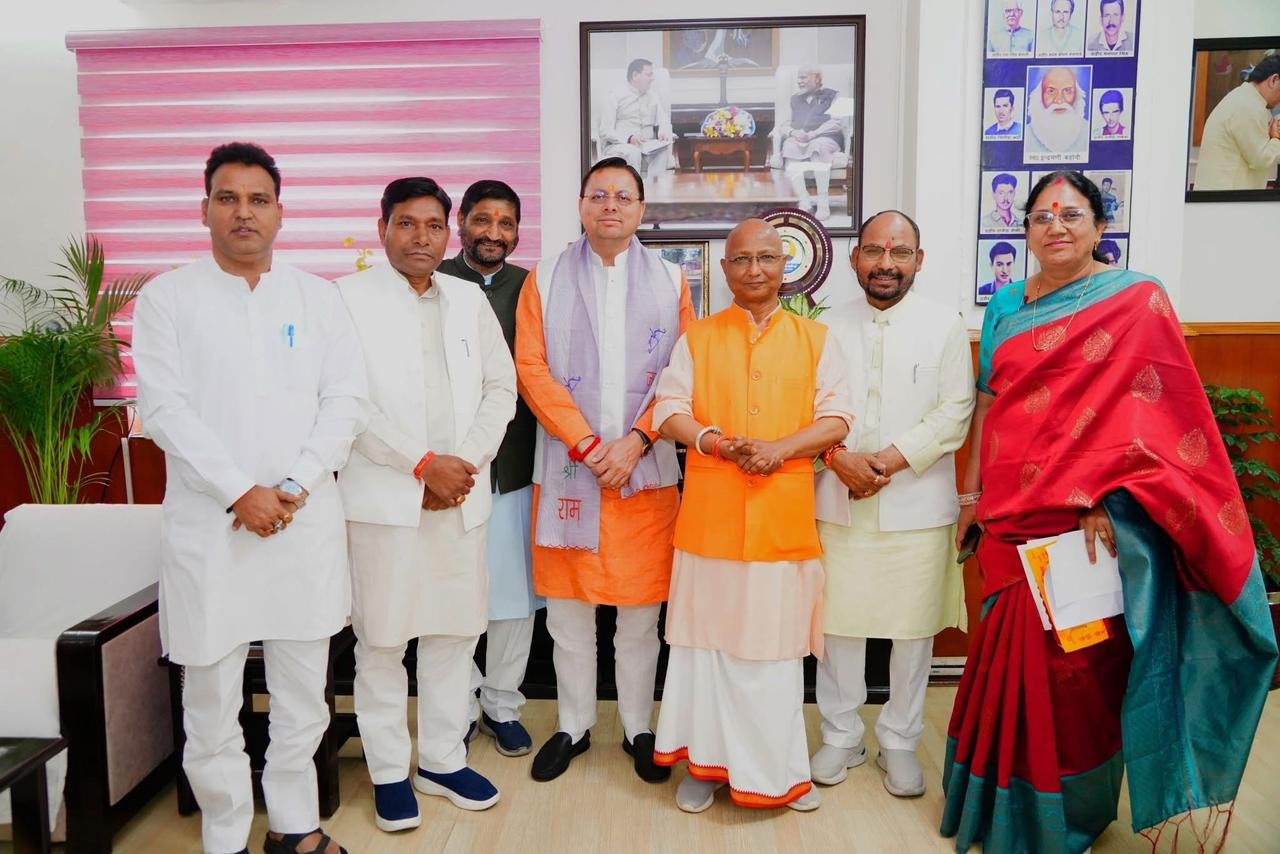 सीएम धामी ने सचिवालय में भेंट