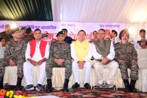 मुख्यमंत्री का रोड शो में किया जनता व जनप्रतिनिधियों ने न पुष्पवर्षा कर भव्य स्वागत