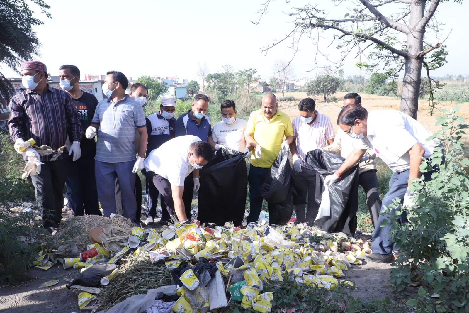 और जब दिन निकलते ही महापौर दीपक बाली हाथ में झाड़ू लेकर सड़क पर उतर गए 