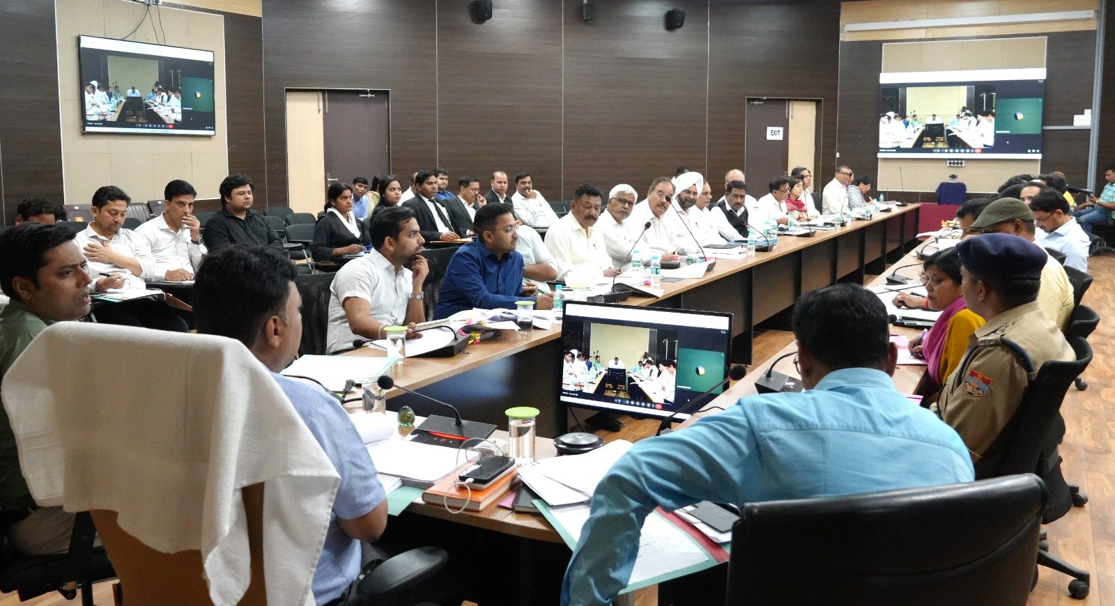 जनपद में कानून व्यवस्था और बेहतर बनाने के निर्देश