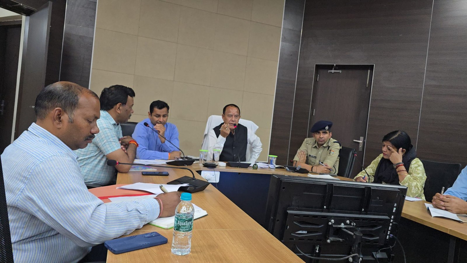 स्नातक स्तरीय परीक्षा के सम्बन्ध में आयोग के अध्यक्ष जीएस मर्तोलिया ने जिला सभागार में बैठक