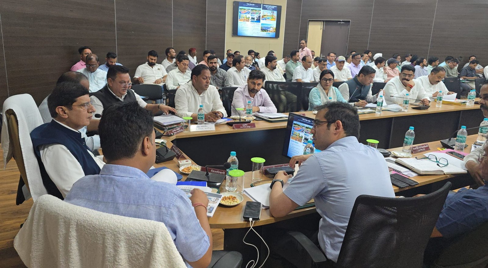 जनपद प्रभारी मंत्री प्रदीप बत्रा की अध्यक्षता में जिला योजना समिति की बैठक