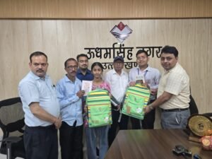 मेधावी विद्यार्थियों का सम्मान कर जिलाधिकारी ने बढाया उत्साह, हर संभव सहयोग का दिया भरोसा