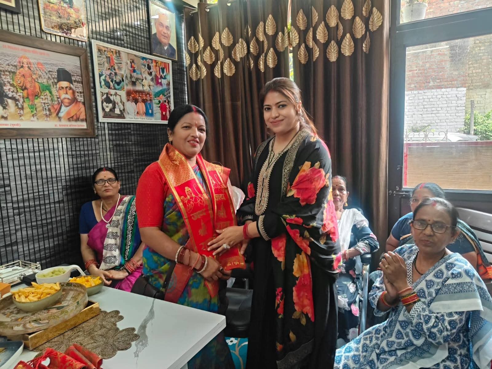 सृष्टि आहूजा ने अपने निवास पर महिला मोर्चा का स्वागत