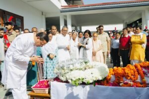 भुवन चंद्र खंडूड़ी (सेवानिवृत्त) के पार्थिव शरीर पर पुष्प चक्र अर्पित कर उन्हें श्रद्धांजलि दी