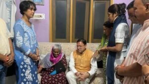 निधन पर शोक संवेदना व्यक्त की और उनके परिवारजनों को ढांढस बँधाते हुए सीएम धामी