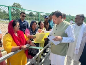 सूबे के मुख्यमंत्री पुष्कर सिंह धामी ने बुधवार को लोहियाहेड हेलीपैड पर जनता व जनप्रतिनिधियों से मुलाकात कर जनसमस्याएं सुनी