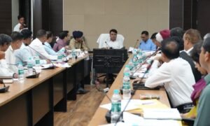 पुलिस और प्रशासन जनपद में कानून व्यवस्था को बनाने हेतु मुस्तैदी व कड़ाई से कार्य करें