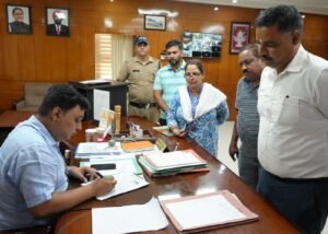 निर्वाचक नामावलियों का विशेष गहन पुनरीक्षण हेतु गणना प्रपत्र भरवाया