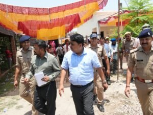 जिलाधिकारी ने मतदान में लगे कार्मिकों को शांतिपूर्ण व पारदर्शिता से मतदान सम्पन्न कराने के निर्देश दिए