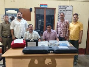कार से भारी मात्रा में अवैध शस्त्रो का जखीरा व कारतूस बरामद