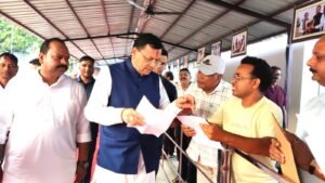 सीएम धामी ने जनता व जनप्रतिनिधियों से मुलाकात कर जनसमस्याएं सुनी
