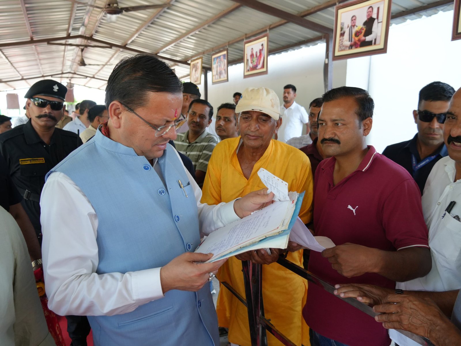 सीएम धामी ने जनता व जनप्रतिनिधियों से मुलाकात कर जनसमस्याएं सुनी