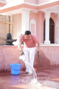 मुख्यमंत्री धामी ने माता पूर्णागिरि मंदिर में किया श्रमदान, स्वच्छता का दिया संदेश