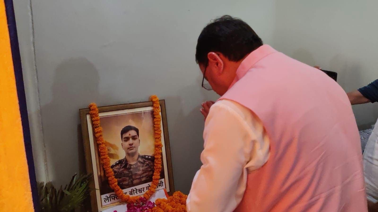 सीएम धामी ने वीर सपूत लेफ्टिनेंट बीरेश्वर गोस्वामी जी के अल्मोड़ा स्थित आवास पर पहुंचकर उन्हें श्रद्धांजलि अर्पित की