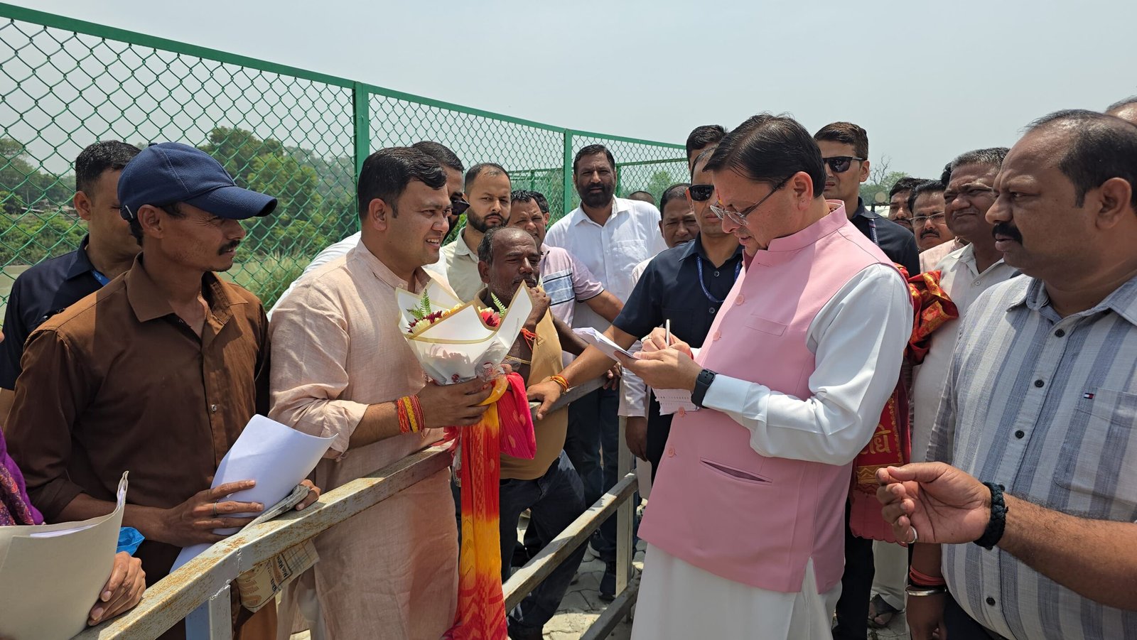 सीएम धामी ने कैंप कार्यालय लोहियाहेड में जनता व जनप्रतिनिधियों से मुलाकात कर जनसमस्याएं सुनी