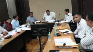जिलाधिकारी नितिन सिंह भदौरिया ने मंगलवार को जिला सभागार में मासिक स्टाफ बैठक आयोजित की