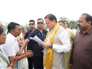 सीएम धामी ने खटीमा में हेलीपैड लोहियाहेड में जनता व जनप्रतिनिधियों से मुलाकात