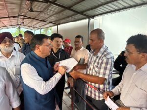 सीएम धामी ने खटीमा में हेलीपैड लोहियाहेड में जनता व जनप्रतिनिधियों से मुलाकात