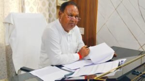जनहित एवं विकास कार्यों की प्रगति को लेकर रामपाल सिंह ने अधिकारियों के साथ की समीक्षा बैठक