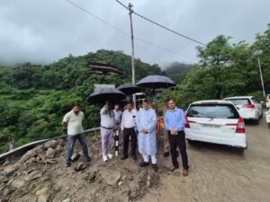 लोनिवि मंत्री महाराज ने किया मसूरी, कोल्हूखेत, पानी वाले बैंड सड़क का औचक निरीक्षण