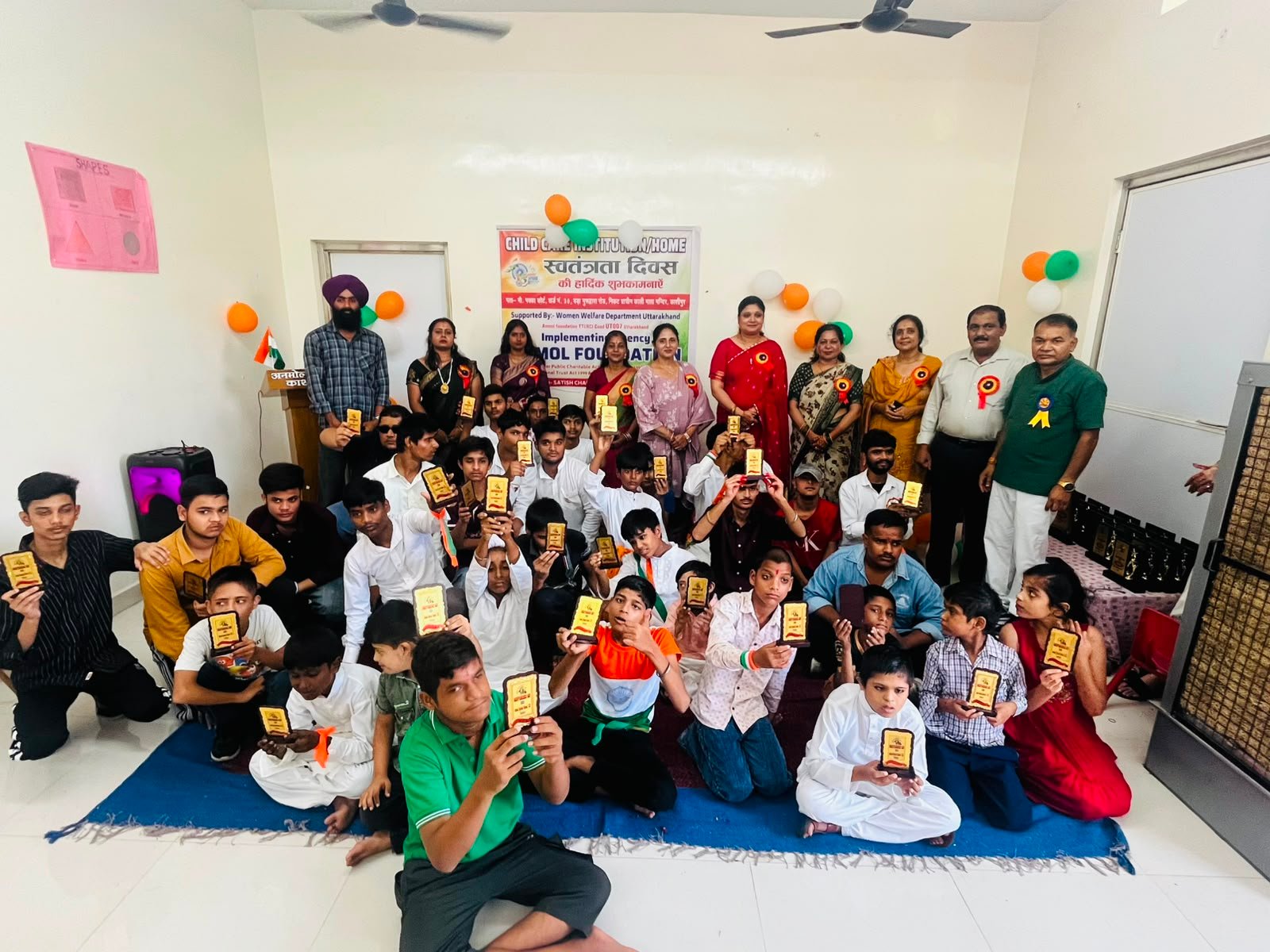 अनमोल फाउंडेशन में गूंजे देशभक्ति गीत, प्रस्तुत किए गए नाटक और रंगारंग कार्यक्रम