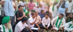 किसानों के साथ अपर जिलाधिकारी ने किया संवाद, समस्याओं के समाधान का दिया भरोसा
